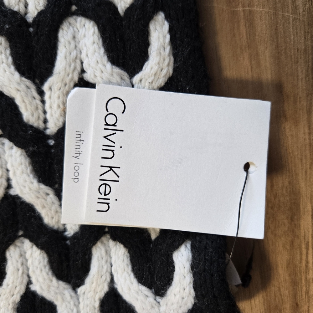 NWT Calvin Klein Black & White Chevron Knit Infinity Loop Scarf